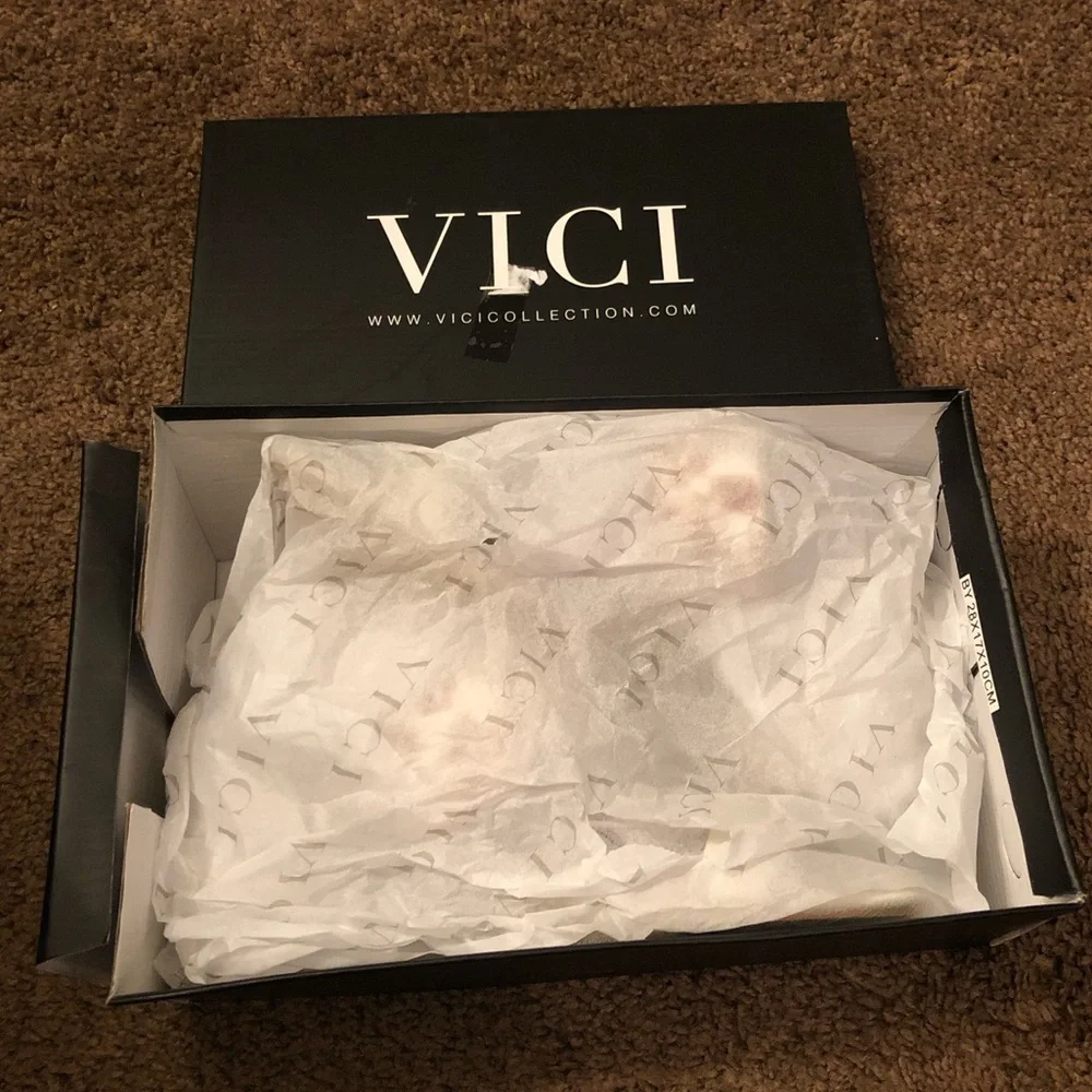 NEW heeled sandals from Vici - Picture 7 of 12